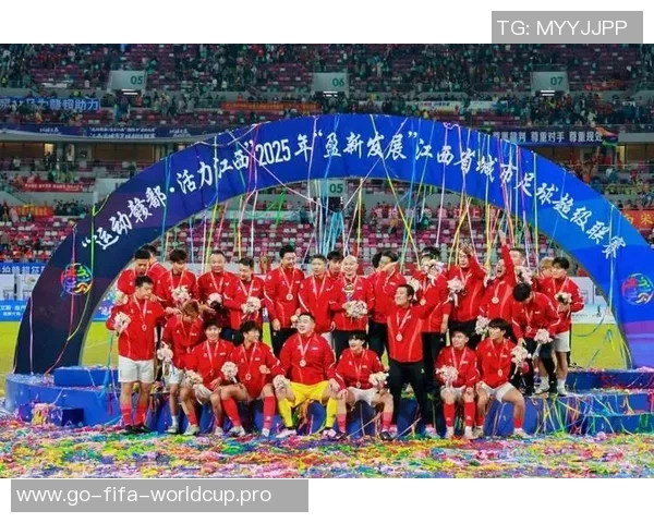 足球明星齐聚香港激情踢球引发球迷热烈追捧与期待